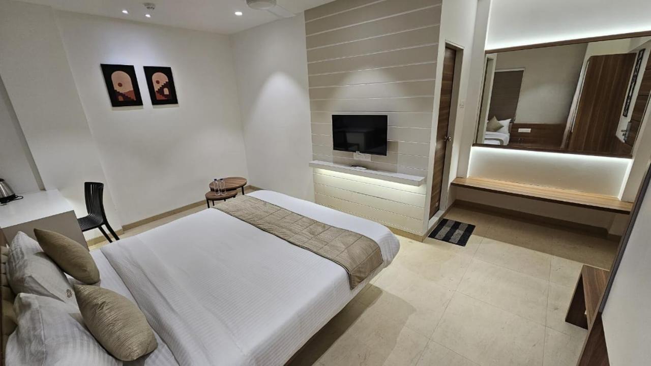 Hotel Veesons Executive Solapur Ngoại thất bức ảnh