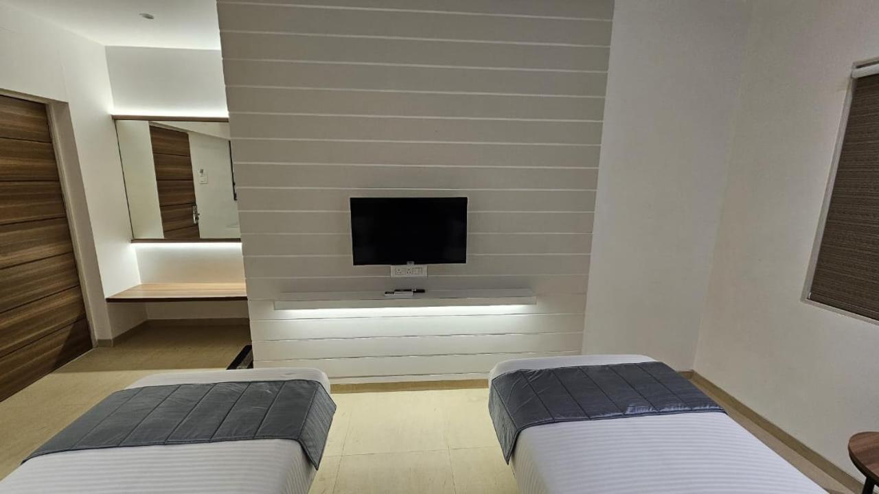 Hotel Veesons Executive Solapur Ngoại thất bức ảnh