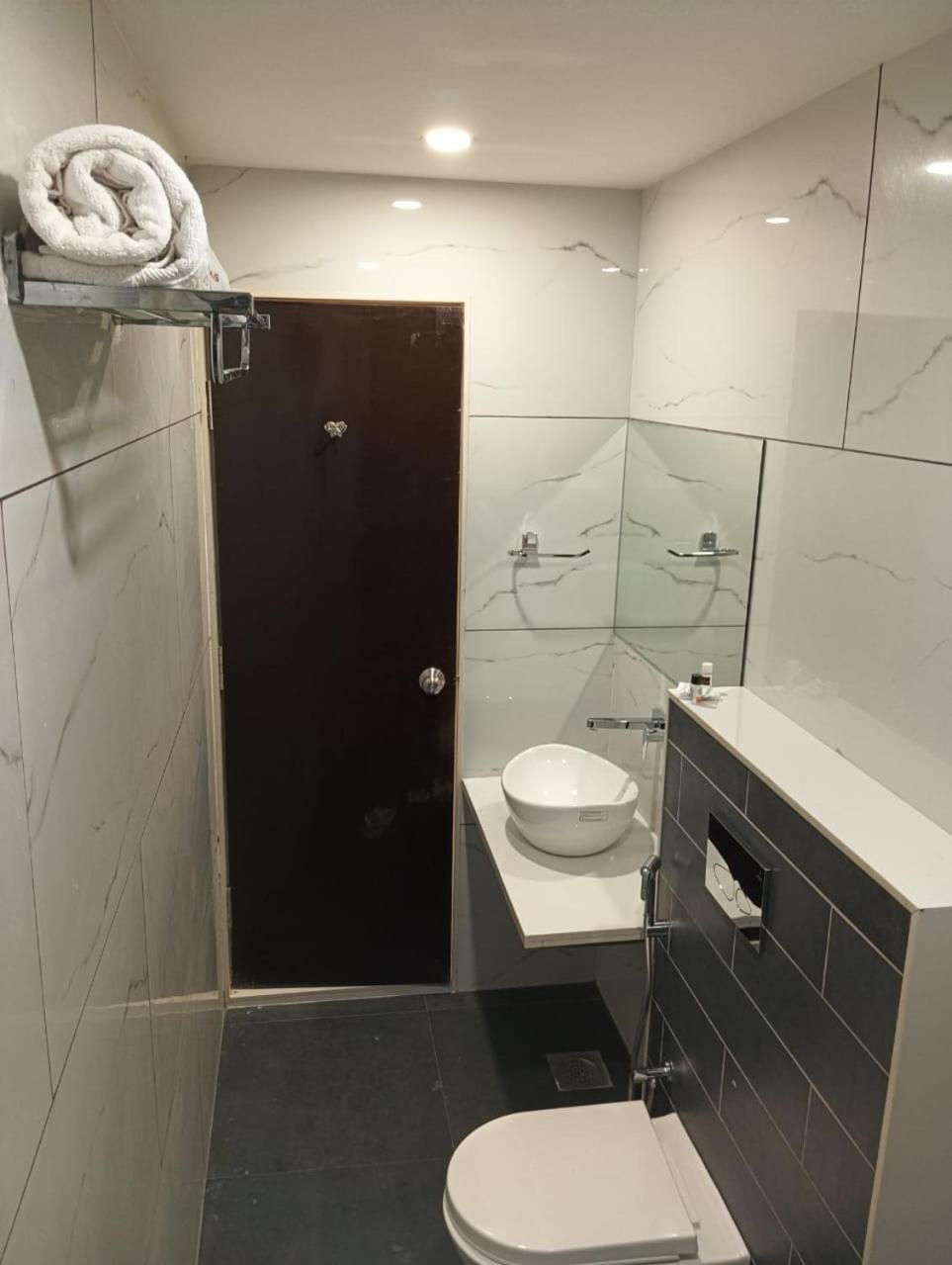 Hotel Veesons Executive Solapur Ngoại thất bức ảnh